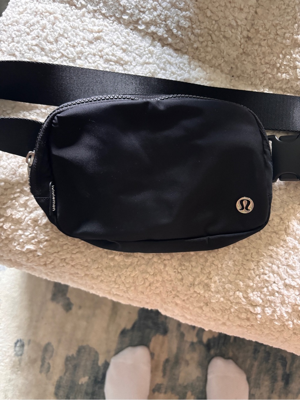 Lululemon Everywhere Belt Bag in Black - Picture 3 of 7